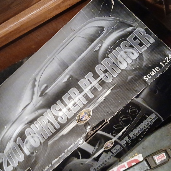 🤠New In Box 2001 CHRYSLER PT CRUISER SILVER Die Cast 1:24 Scale - Picture 2 of 5